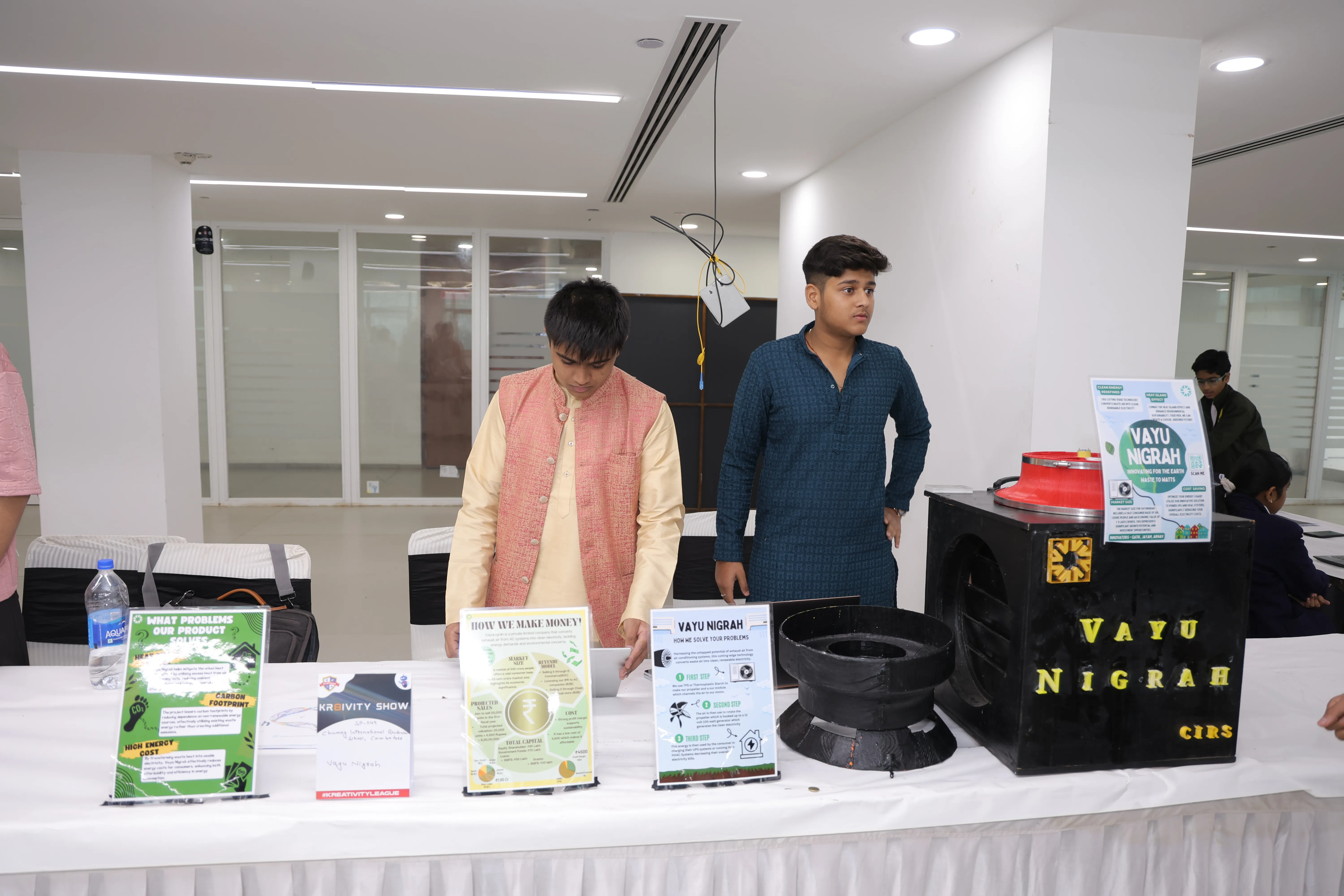 Students with Vayu Nigrah innovation project
